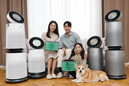 LG전자 모델들이 LG 퓨리케어 360° 공기청정기 플러스와 LG 퓨리케어 360° 공기청정기 펫 플러스를 소개하고 있다. <LG전자 제공>